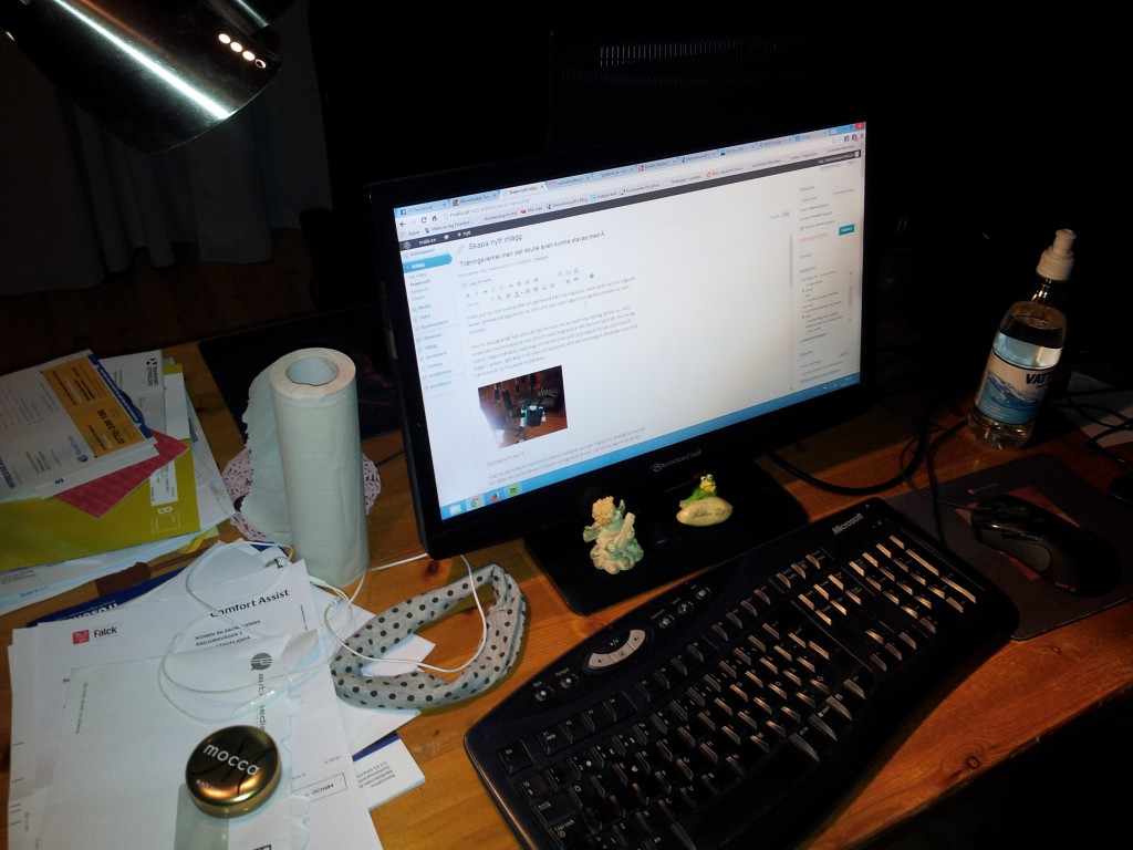 Dataskärm och papper på skrivbord – en bild av ADHD som vuxen och vardagens administrativa snurr.