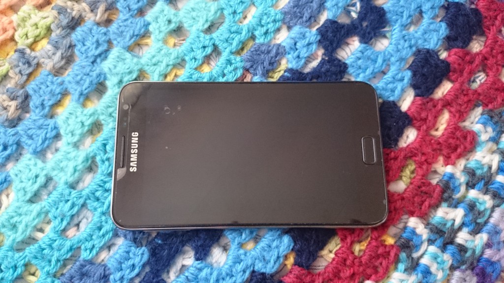 Mobiltelefon i handen – att välja lugn före brand innan ett svårt samtal mellan föräldrar