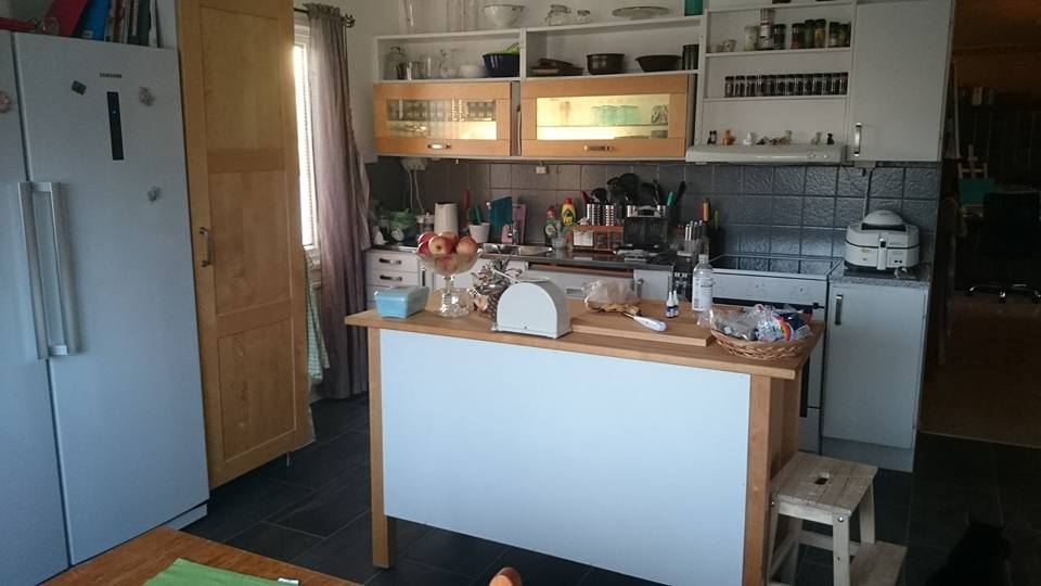 Renovera kök vardag – kök under pågående renovering med bänkar och skåp