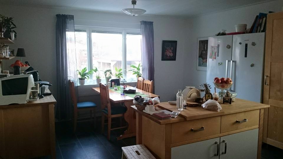 Renovera kök vardag – kök i vardagen innan golvbyte med matplats och ljusinsläpp