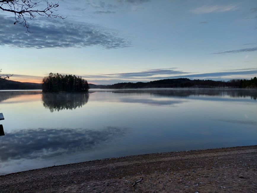 En kylig morgon vid sjön.