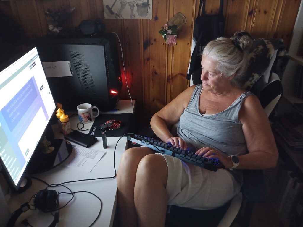 Carina skriver och bloggar på två språk om livet, känslor och trauma kroppen minns.