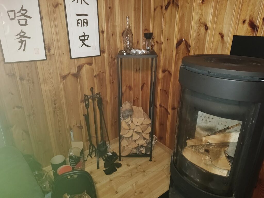 Kamin med ved utan eld – symbol för motivation och ADHD när gnistan ännu inte tänts.