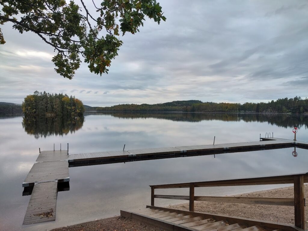 Sjö med höstfärger – “Tacksamhet i vardagen – ett stilla morgondopp i höstfärger”