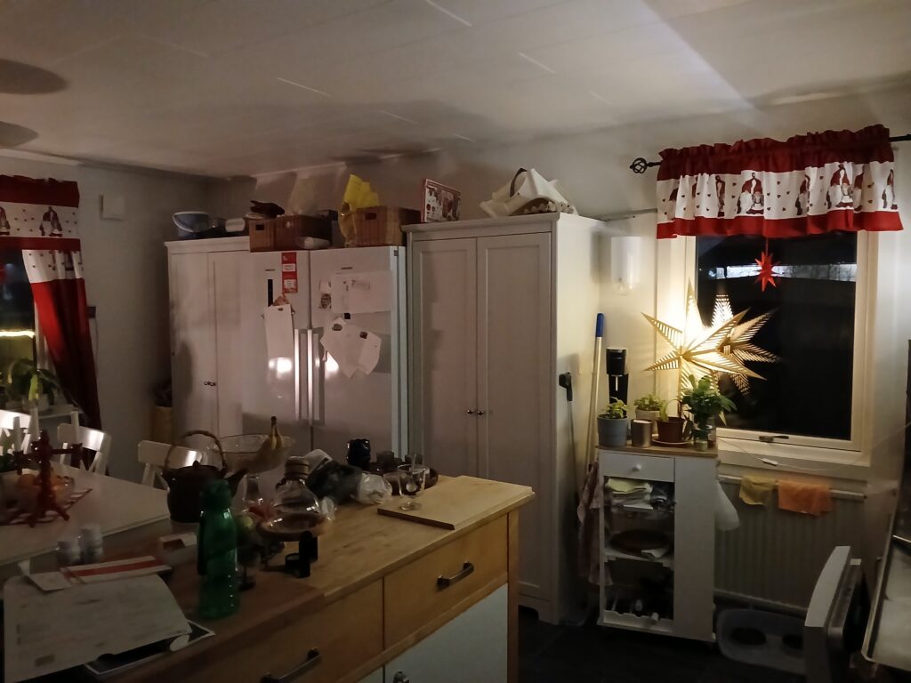 ett rörigt kök med adventsförväntan. 