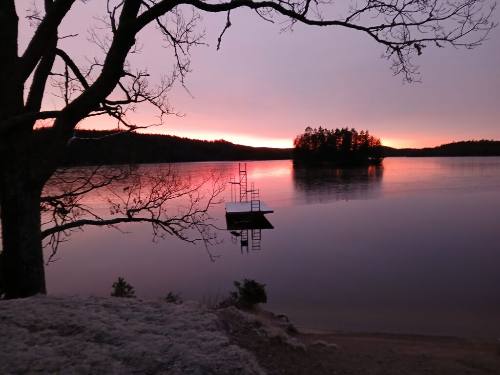 Vinterbad i magiskt morgonljus 