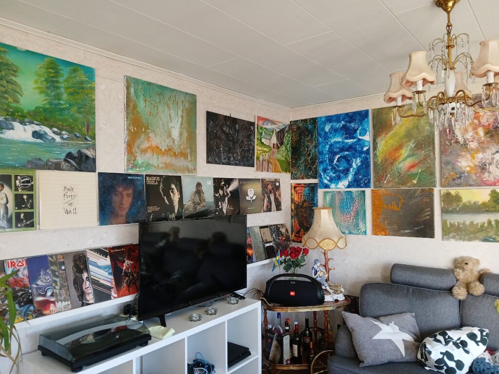 Before view for my friday reflection everyday conversations – a living room filled with paintings, memories and my grandmother’s lamp, full of color and history.