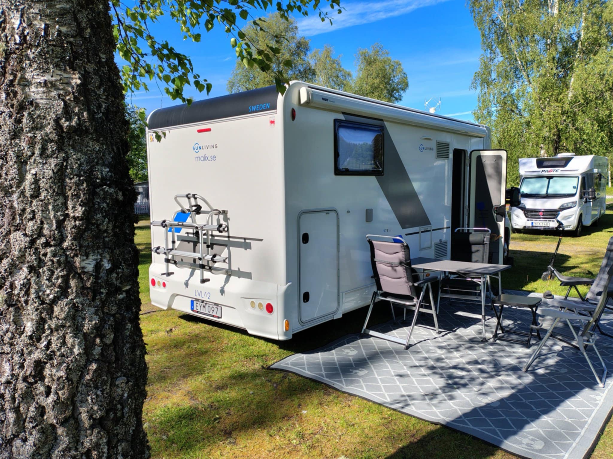 En bröllopsdag i regnets rytm – med kaffet, kärleken och de fyra elementen