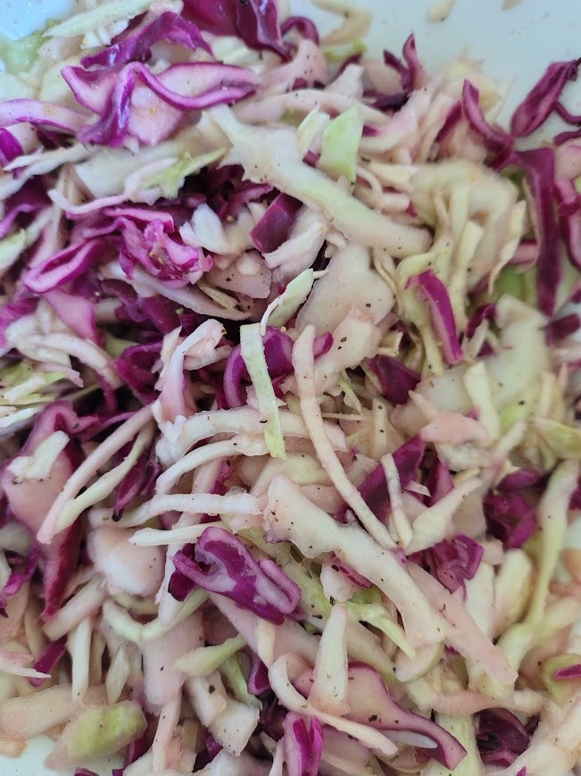 Klassisk pizzasallad med vitkål, och örter – recept från malix.se