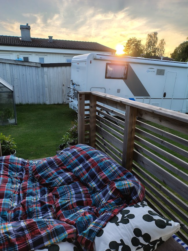 Stjärnskådning under Perseiderna – Stjärnfall hemmaliv och sommarkväll.