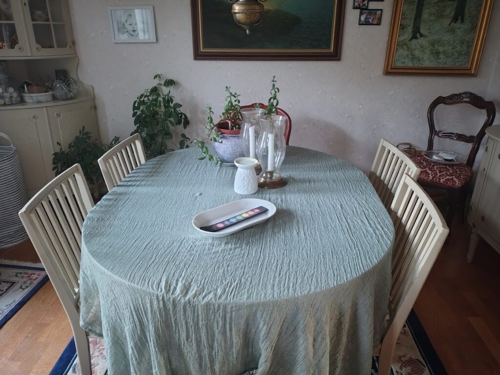 Nystädat matsalsbord med grönt tygöverdrag och farmors bord prydligt utan högar – redo för helgens husbilsresa.