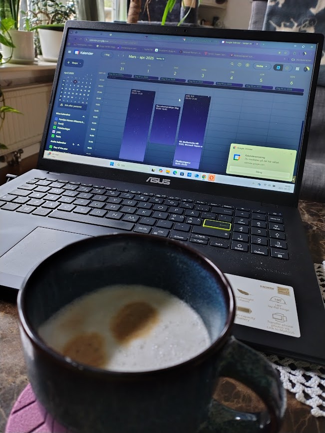 ADHD everyday life structure with a cup of coffee and a schedule on a computer