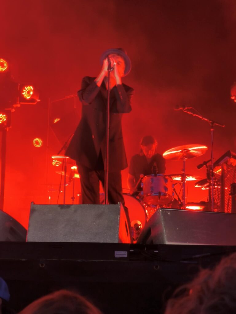 Joakim Thåström (‘Pimme’) live på scen i Karlstad 2025, konsert i Inre hamn med stark ljussättning i rött