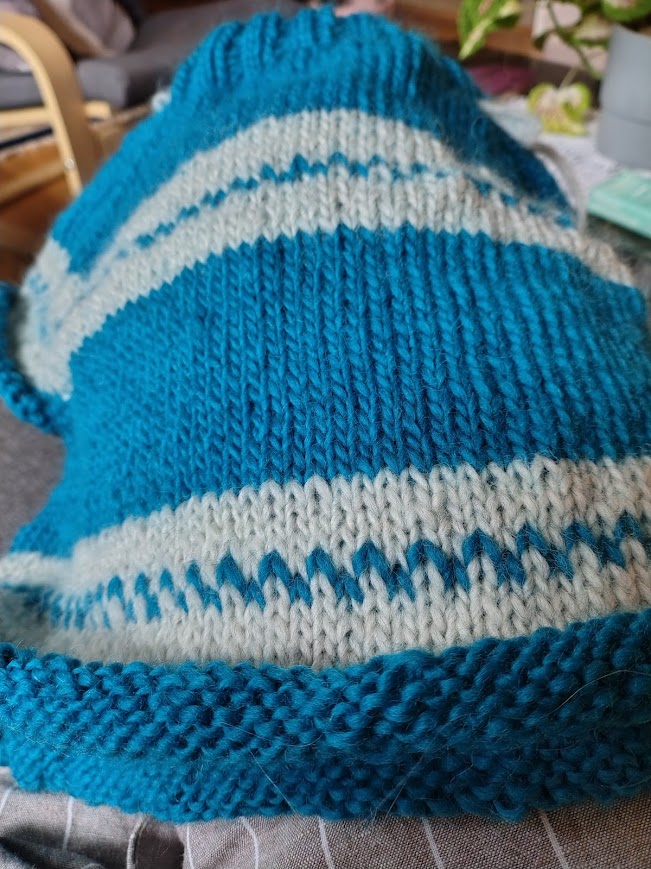 Hugo’s knitted sweater – grandmother’s love and care on a quiet Saturday with autumn cold and fruit salad