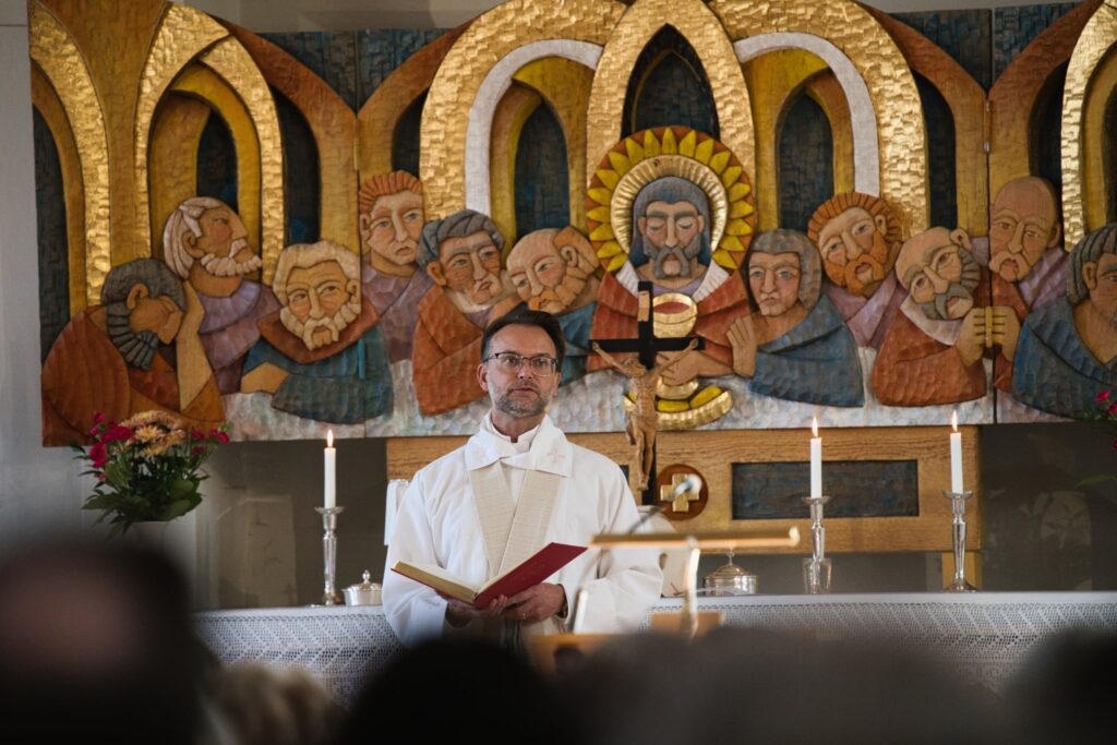 Tacksamhet i vardagen – en stilla stund vid altaret under avtackningen i kyrkan.
