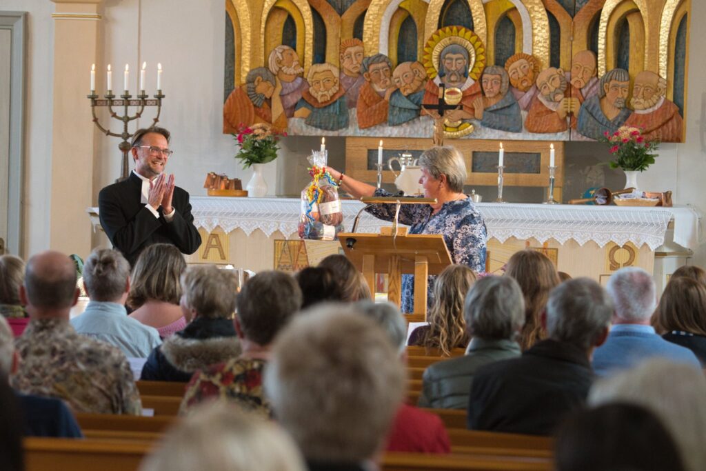 Gratitude in everyday life – a thoughtful gift of yarn for a priest who loves knitting, a gesture of warmth for future journeys.