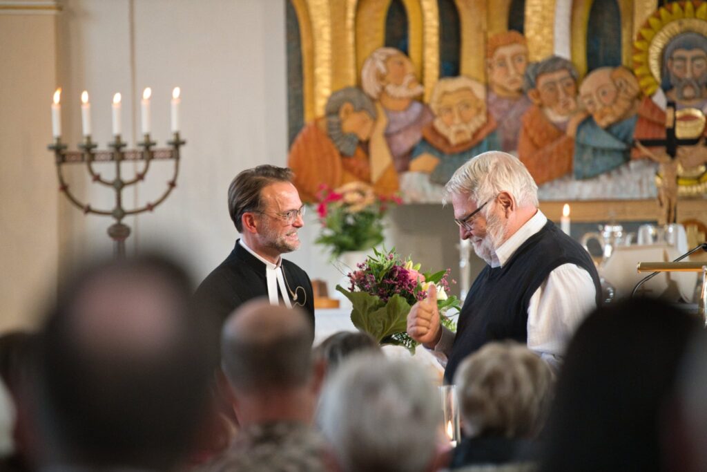 Gratitude in everyday life – a municipal representative thanking the priest for his dedication and presence in the community, a farewell filled with warmth and respect.