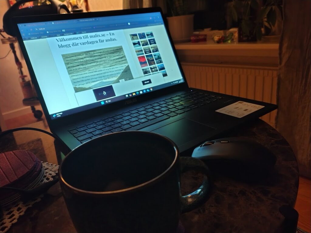 Nyårsafton reflektion – morgonkaffe och dator i stillhet