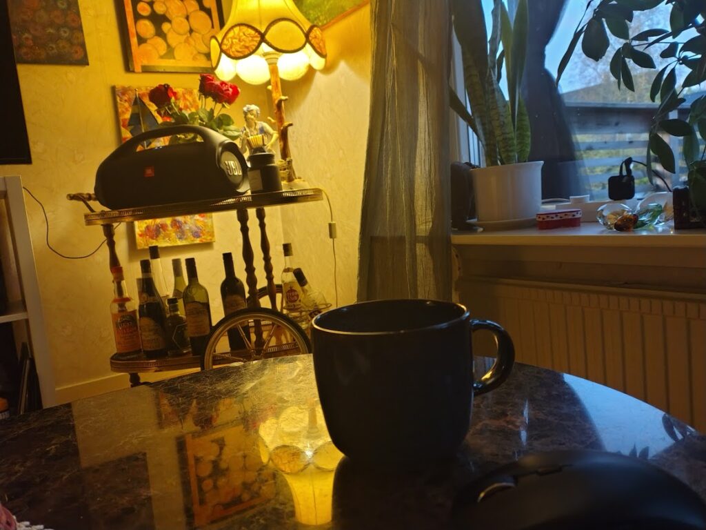 Coffee cup in morning light – reflection on the Oskar Series, understanding, and adult responsibility