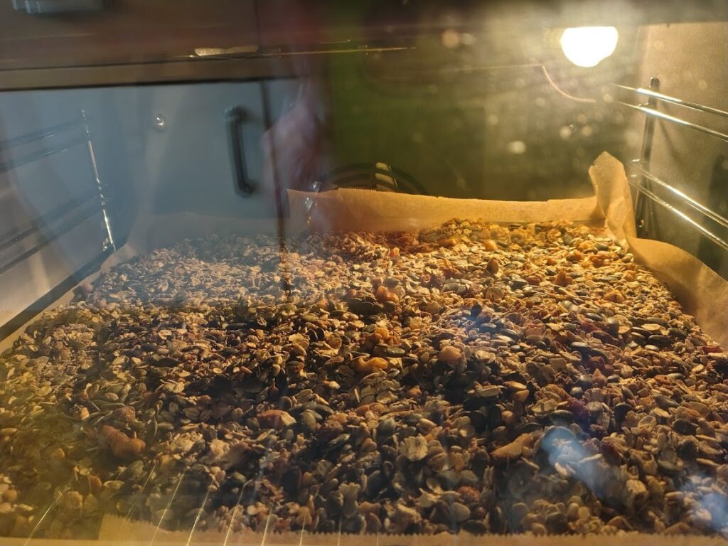 Hemgjord müsli som rostas i ugnen – doften av vardagslycka och etik och moral i vardagen.