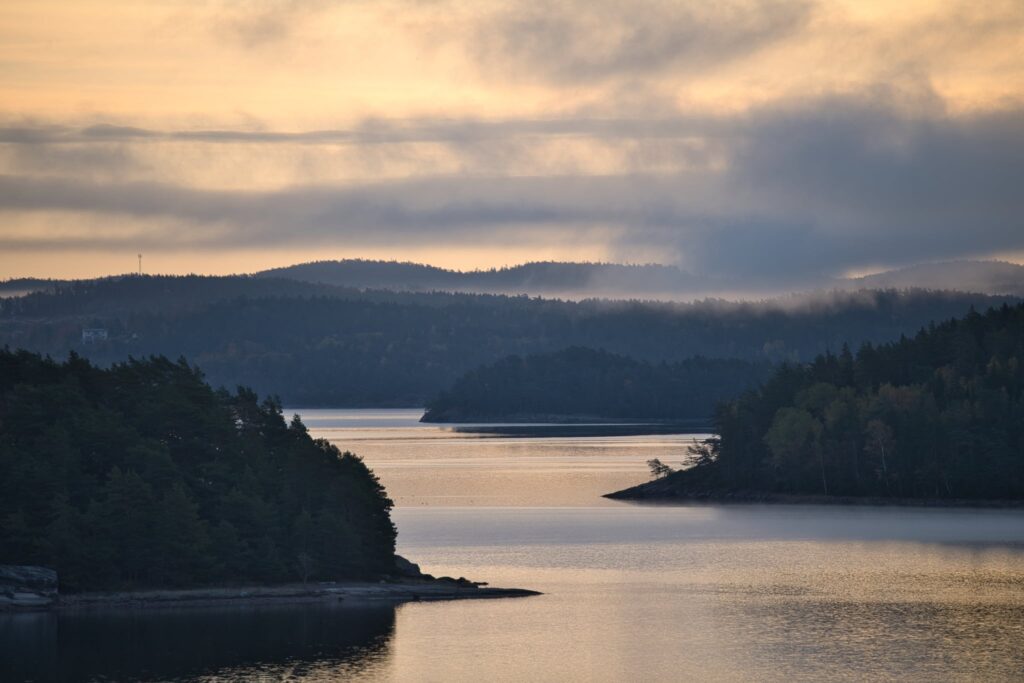 Dreams and self-reflection by the lake – a wooden pier glowing in the morning light.