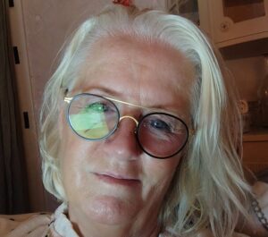 Carina Ikonen Nilsson smiling after cutting thirty centimeters of hair, reflecting the power of words and how change can feel both light and freeing.