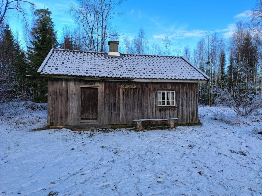 sorg och läkning – ett gammalt soldattorp i vinterstillhet som bär spår av tid och överlevnad