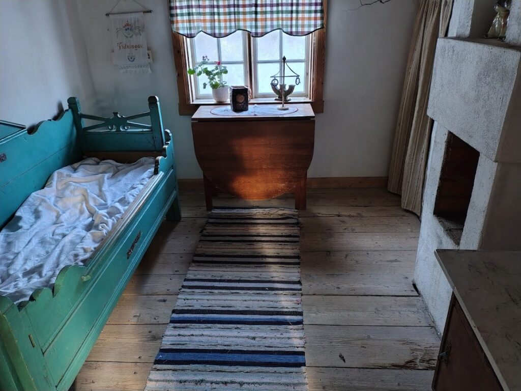 Det lilla sovrummet i soldattorpet – en del av vår söndagsutflykt till soldattorpet.