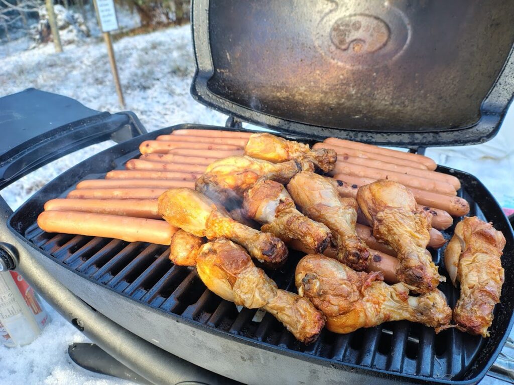 Grillad korv och kyckling på vår söndagsutflykt till soldattorpet.