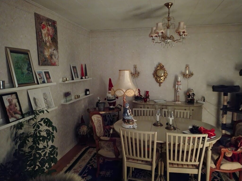 After view for my friday reflection everyday conversations – empty walls, more air and my grandmother’s lamp still shining, a room beginning to breathe