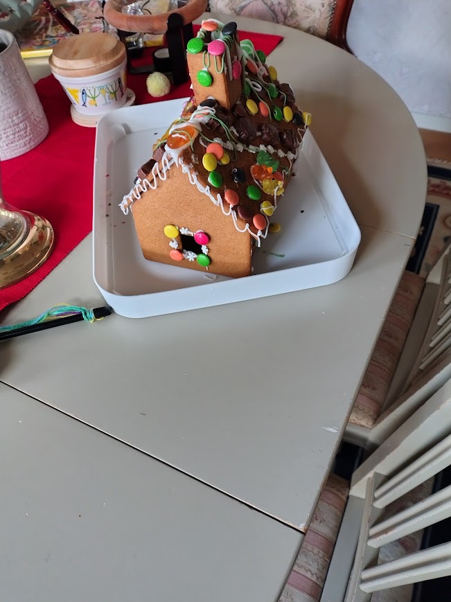 Friday weekend and everyday joy – a homemade gingerbread house decorated together with a child during a calm December weekend