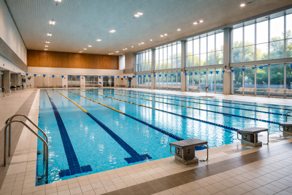 Quiet swimming pool in the morning – swimming and presence in a calm rhythm
