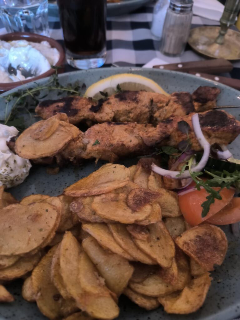 Art and creativity in everyday life expressed through food – Greek dinner in Majorna