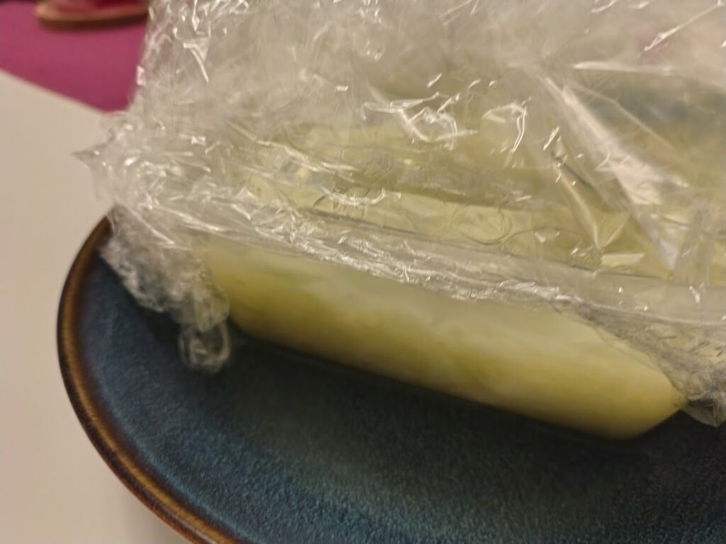 Fermentering av vitkål i köket – ett sätt att lyssna på kroppen i vardagen.