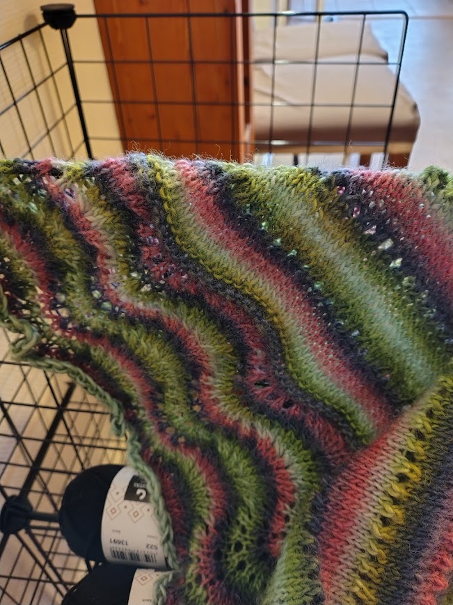 Ett pågående stickprojekt i gröna och rosa toner i garnaffären i byn.