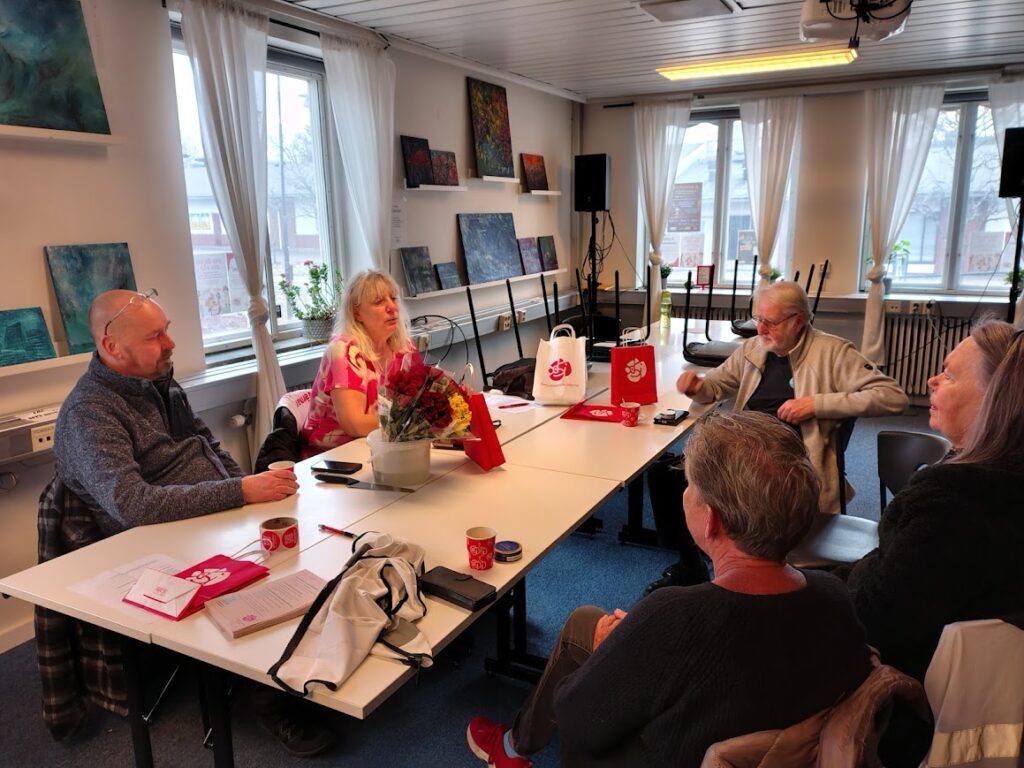 Conversation around the table after door-to-door conversations about democracy.