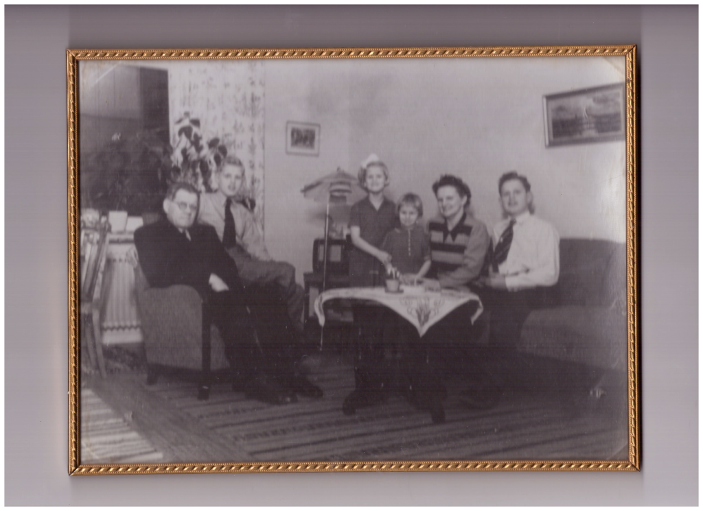 Thor Ivar Lindberg and Gunborg Eriksson with their four children in a family photo from Gothenburg, Sweden, showing everyday working-class life in the Swedish welfare era.